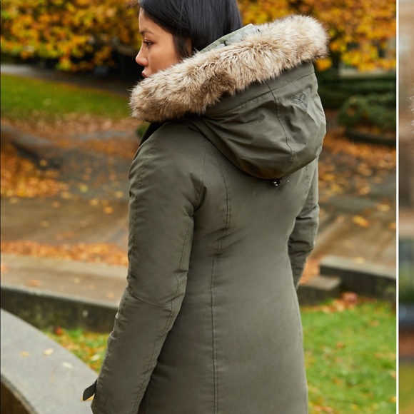 Aritzia “summit” parka jacket! - Picture 2 of 9